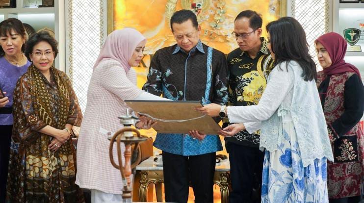 Ketua MPR RI Bamsoet Terima Appreciation Award dari Kelompencapir Disscusion Notaris Indonesia