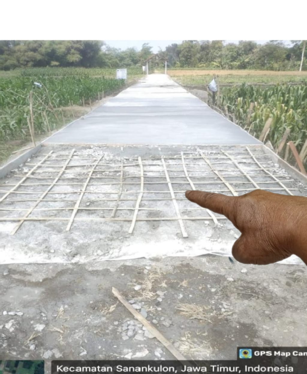 Diduga Jalan Rabat Beton Dusun Sumber Butung Menggunakan Bambu, Gak Bahaya Ta