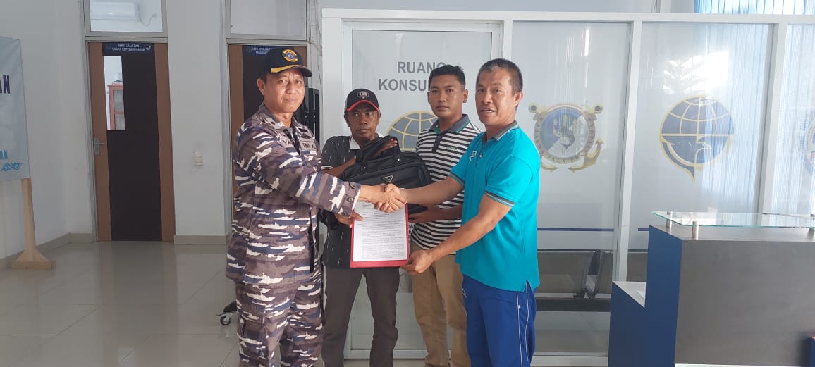 Penyerahan Kapal TB.L.Maritim/Bg Surya Mas Hasil Pemeriksaan Dari Lanal Kendari Ke KSOP Kelas II Kendari