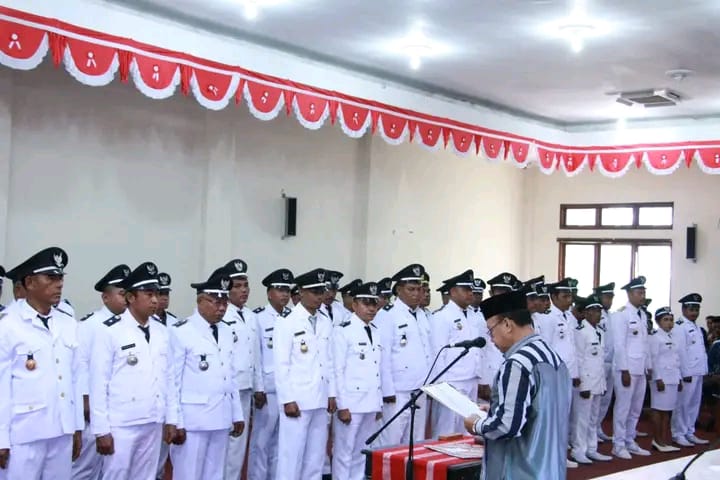 Bupati Sumba Barat Kukuhkan 63 Kepala Desa se-Kabupaten Sumba Barat untuk perpanjangan masa jabatan