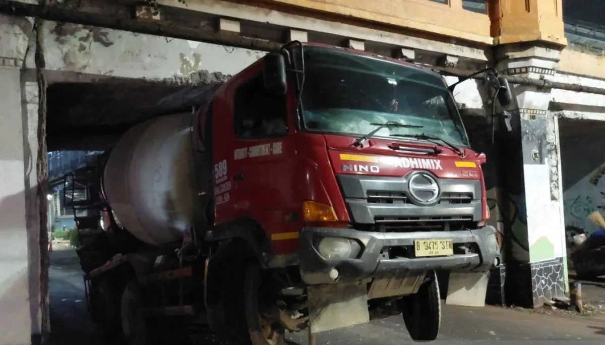 Truk Molen Tersangkut di Kolong Jembatan Matraman