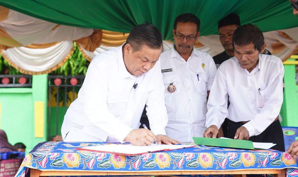 Pemprov Riau Terima Hibah Tanah Dari Masyarakat Kepenghuluan Balam Jaya Rokan Hilir