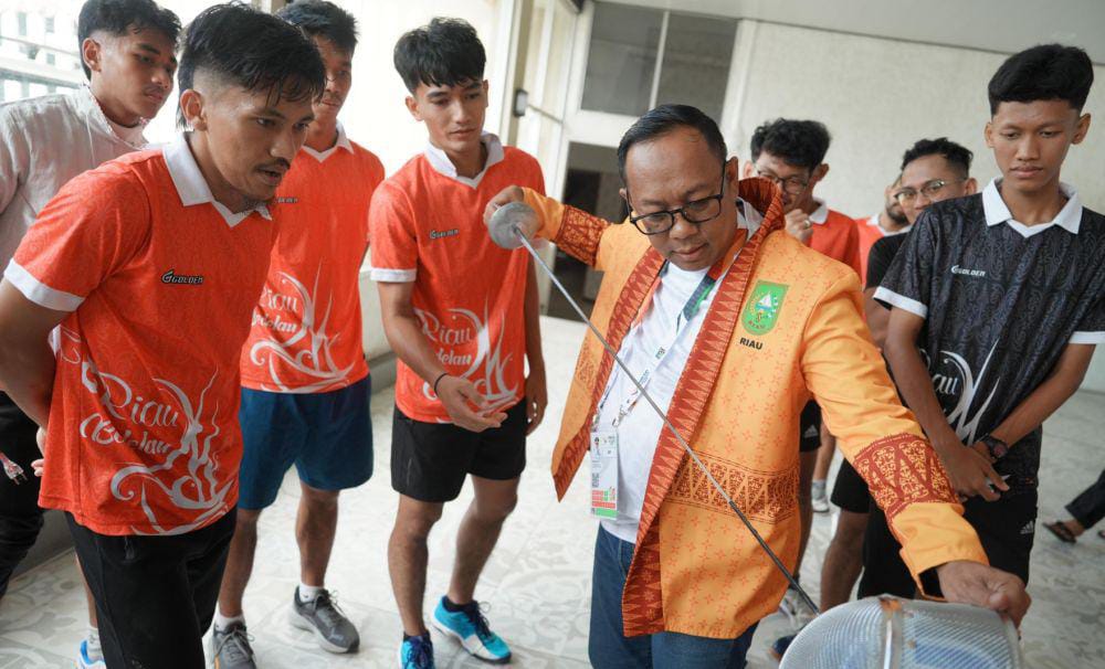 Pj Gubri bersama KONI Riau Motivasi Atlet Anggar Capai Target 7 Medali Emas