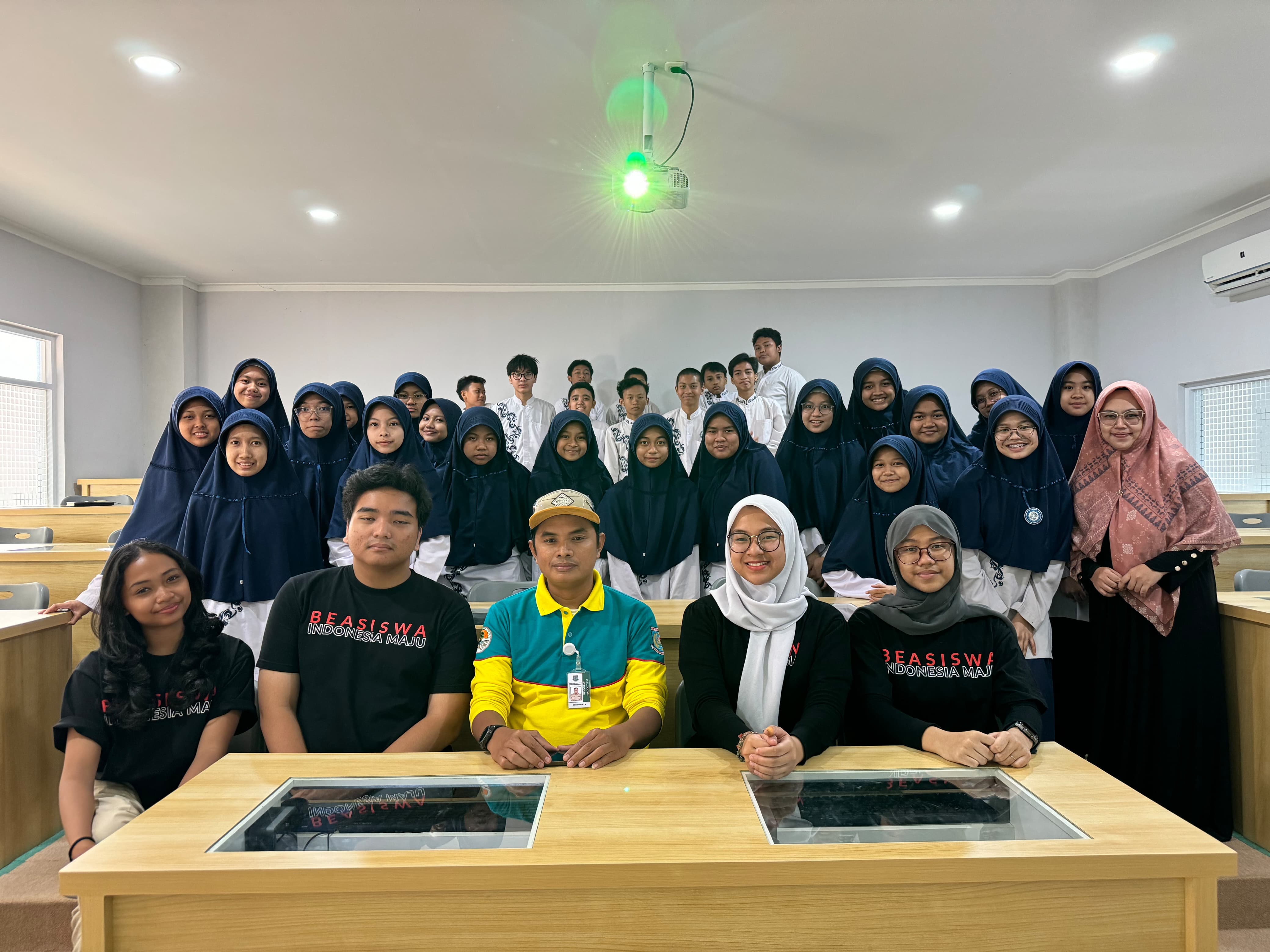 DLH Kota Tangsel Dampingi Siswa SMAN 2 dalam Sosialisasi Pengelolaan Sampah Organik dengan Bio Konversasi Maggot BSF