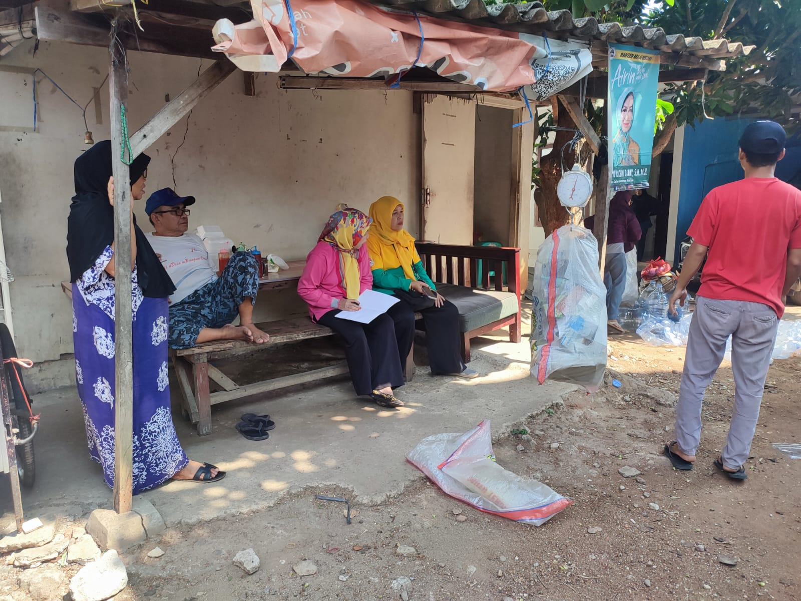 Tingkatkan Nilai Ekonomi Masyarakat, DLH Tangsel Lakukan Penimbangan Bank Sampah