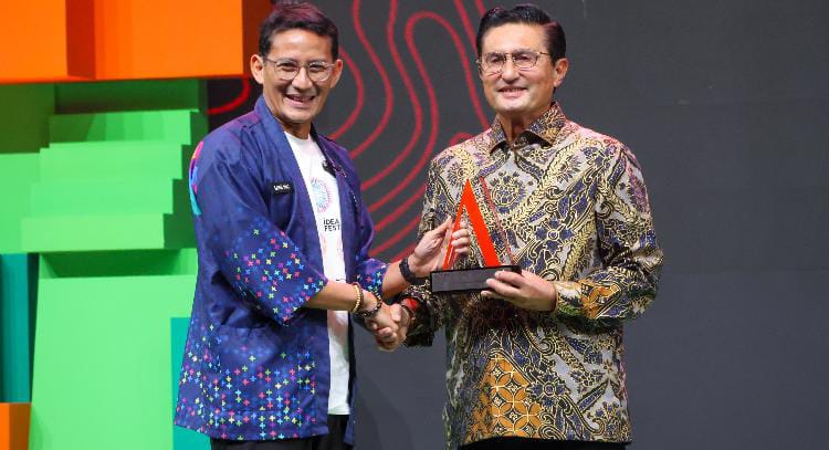 Fadel Muhammad Terima Penghargaan Sebagai Pemimpin Inovatif Dalam Pembangunan Nasional di IDeaward 2024