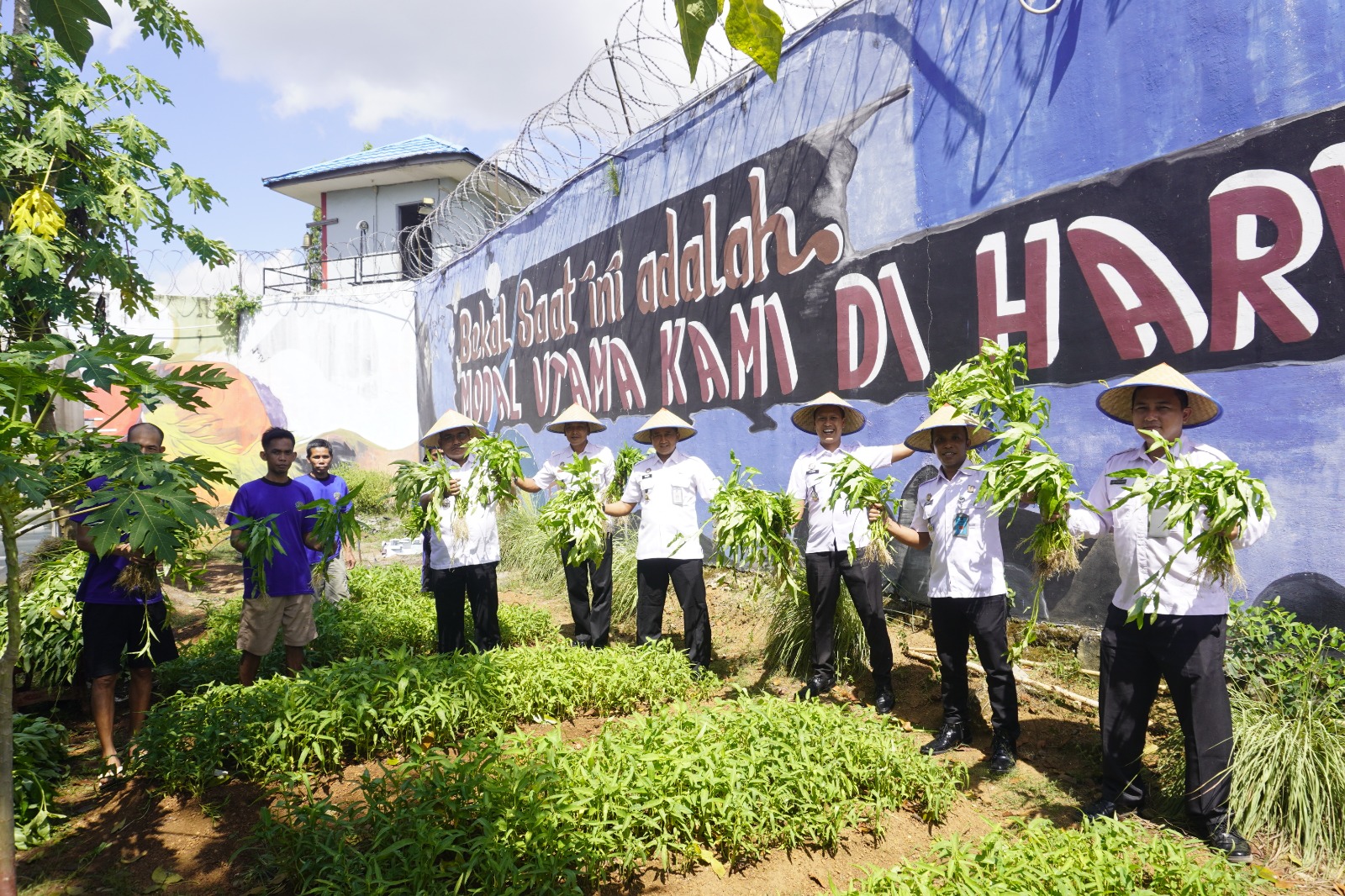 Lapas Narkotika Karang Intan Panen Sayur Hasil Program Pembinaan