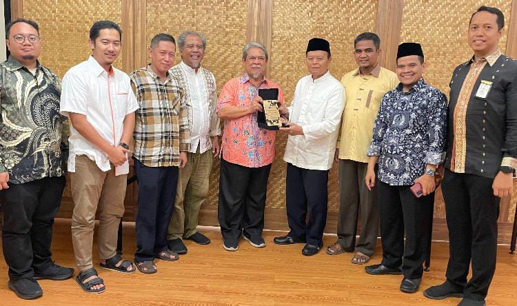 Hidayat Nur Wahid Mendapat Penghargaan Legislator Negarawan