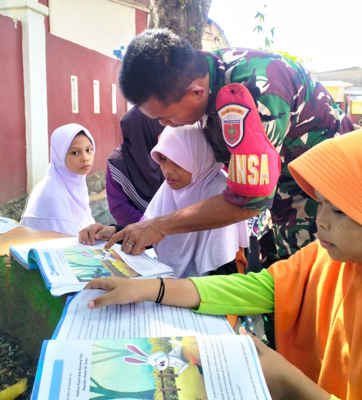 Babinsa Kelurahan Tamangapa Mengajar Membaca Murid SD Negeri Parinring, Makassar