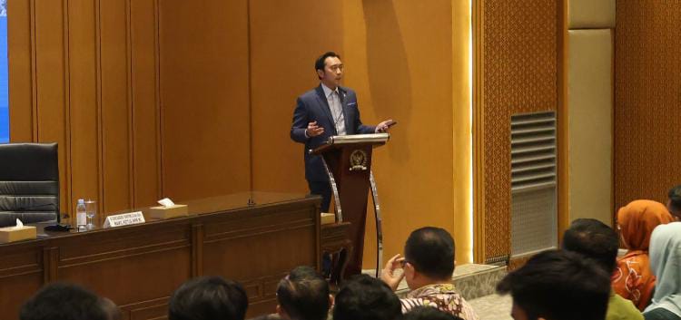 Melihat pendidikan Indonesia, Ibas mengutip charles darwin: yang bisa selamat adalah yang adaptif