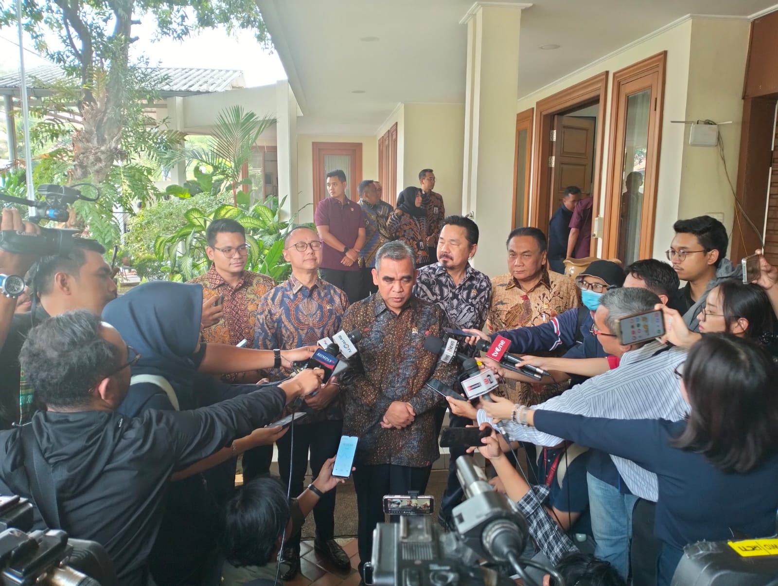 Pimpinan MPR RI Antar Langsung Undangan Pelantikan Prabowo-Gibran ke JK dan Tri Sutriso