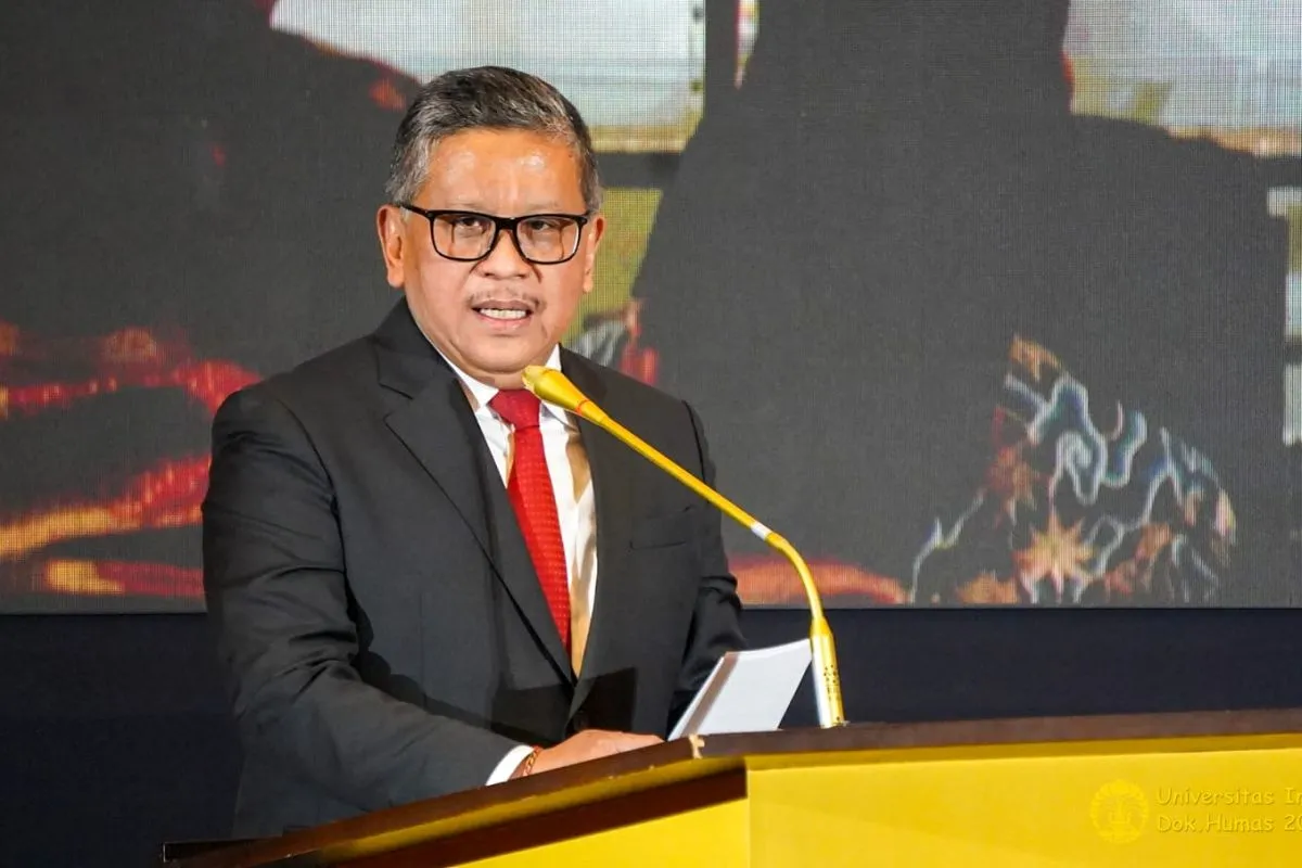 Hasto Kristiyanto Raih Gelar Doktor SKSG UI