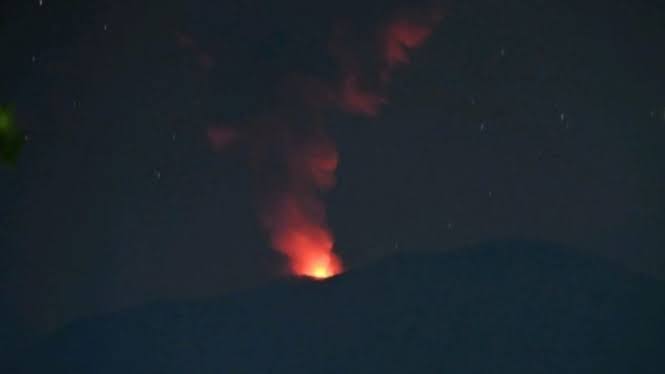 Gunung Ibu Erupsi Enam Belas Kali