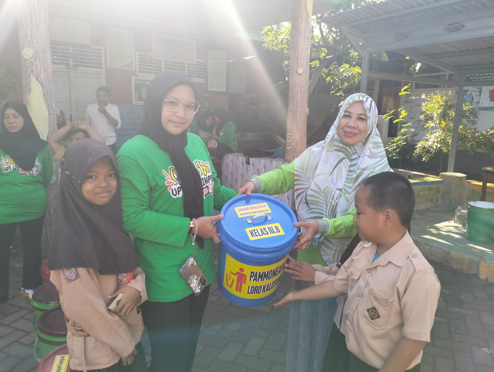 Komunitas Male'bi Sumbang Tempat Sampah untuk SD Inpres Kelapa Tiga 1 Makassar