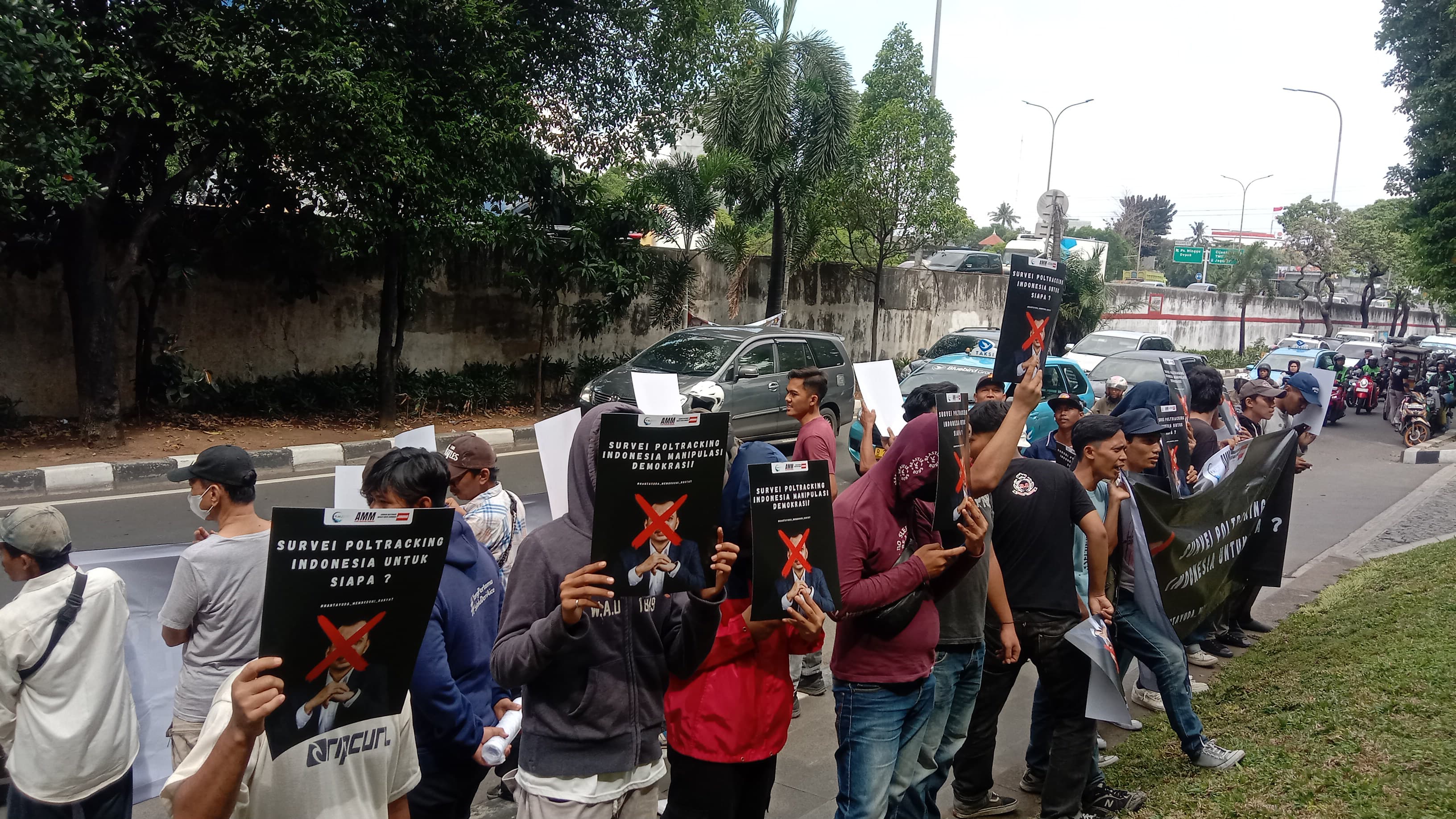 Kantor Lembaga Survei Poltracking Indonesia, Didemo Puluhan Massa AMJM