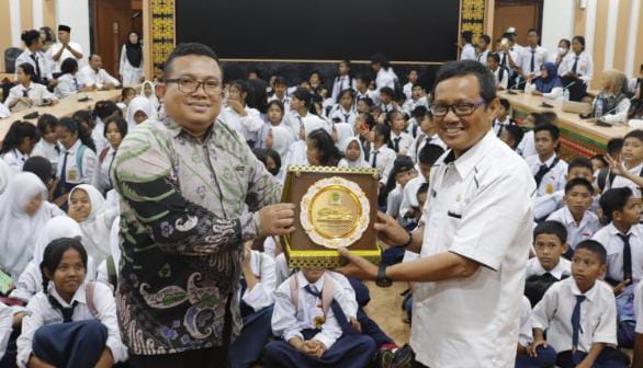 DPRD Provinsi Riau Menerima Kunjungan Belajar SMP Negeri 33 Pekanbaru