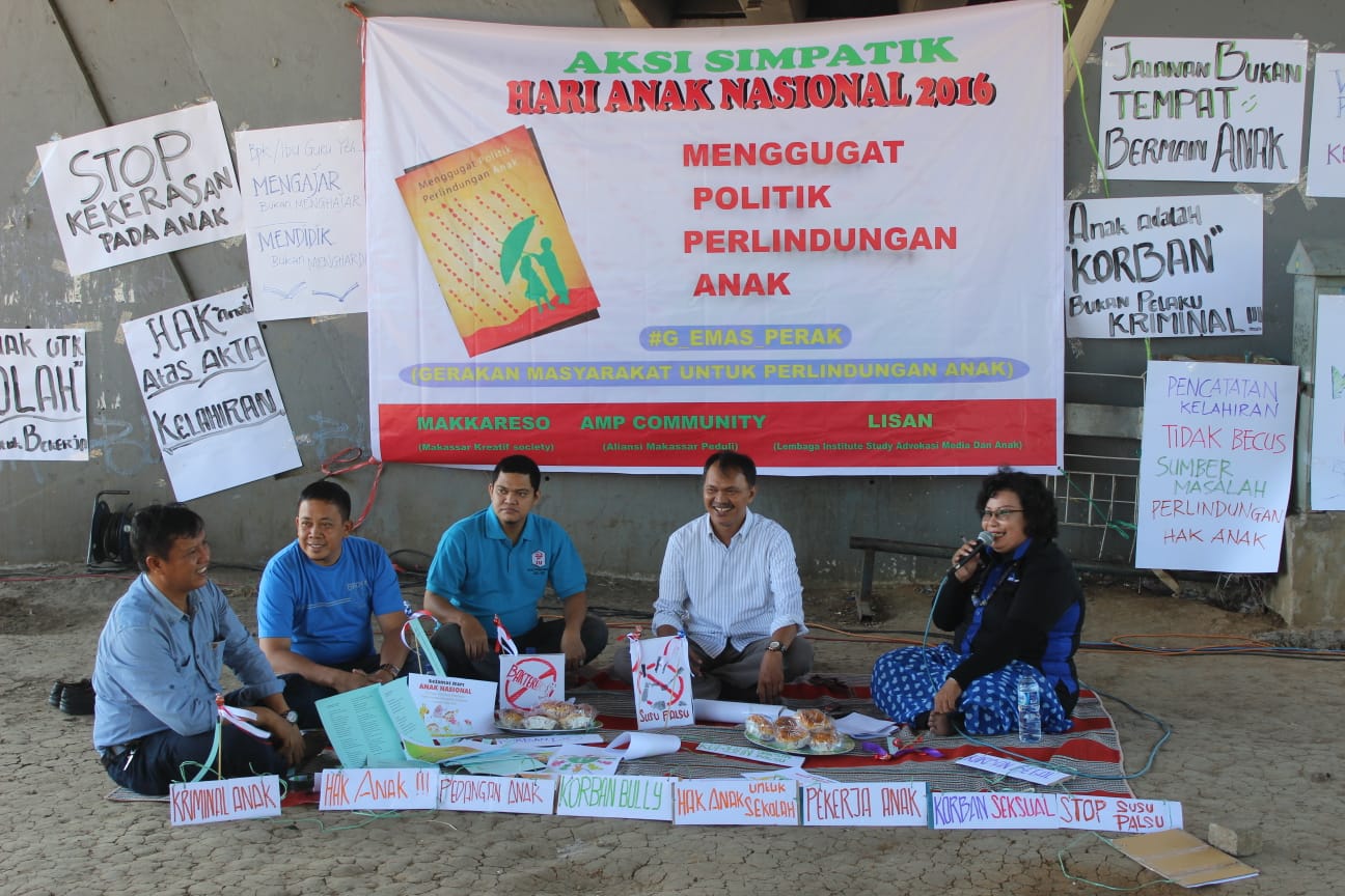 Gelar Diskusi Buku "Menggugat Politik Perlindungan Anak" di Kolong Fly Over Km 4 Makassar