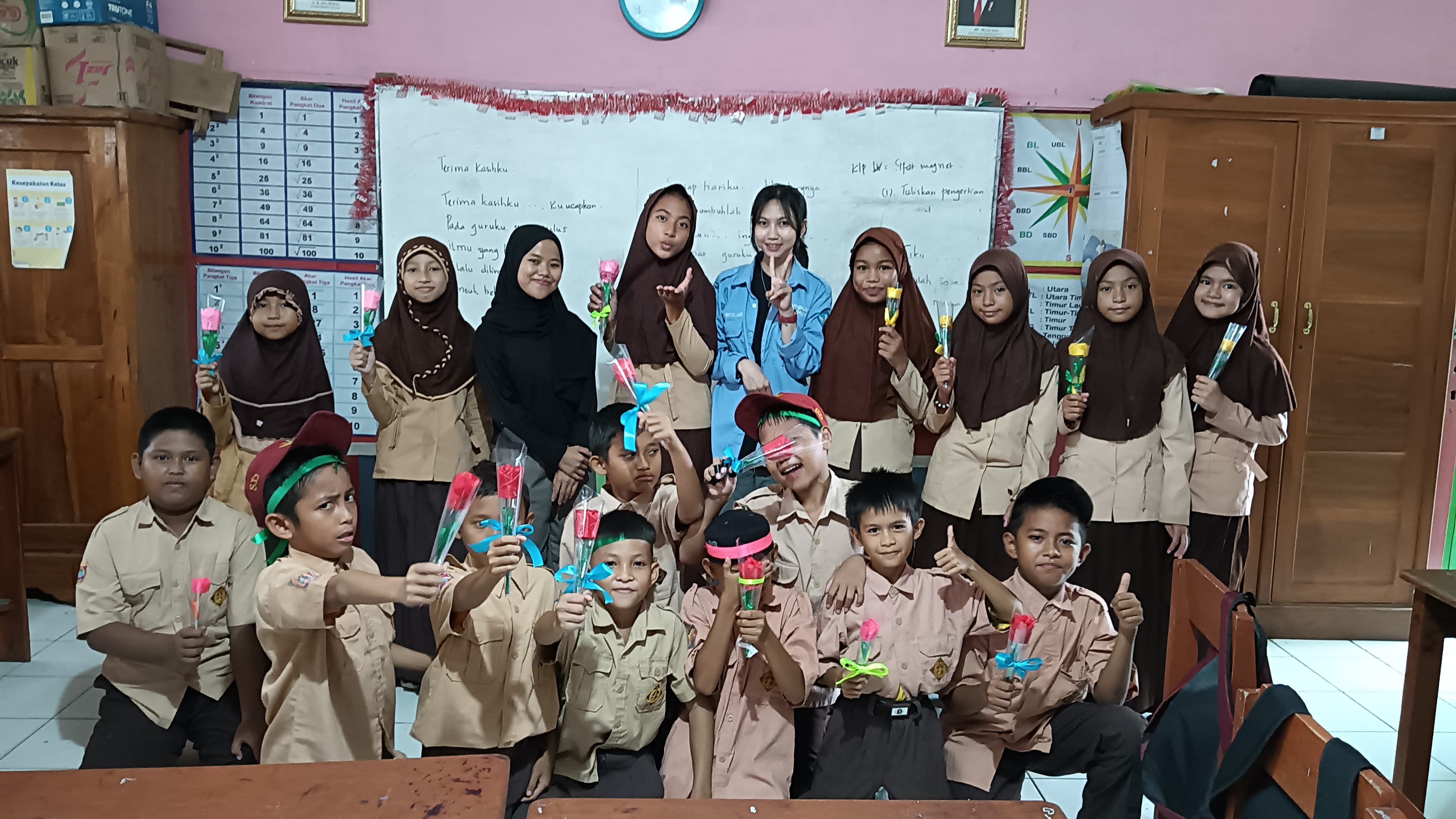 Hari Guru Nasional, Mahasiswa Kampus Mengajar di SD Inpres Gontang Makassar Ajar Murid Bikin Bunga untuk Guru