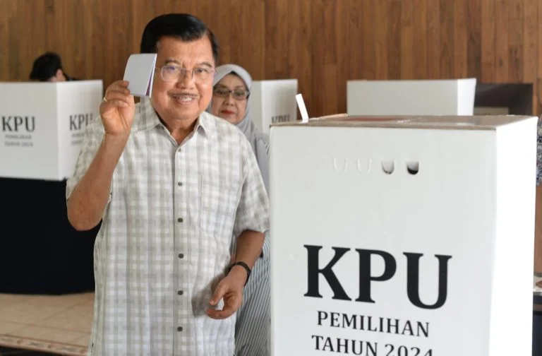 JK Didampingi Keluarga Coblos di Kebayoran Baru