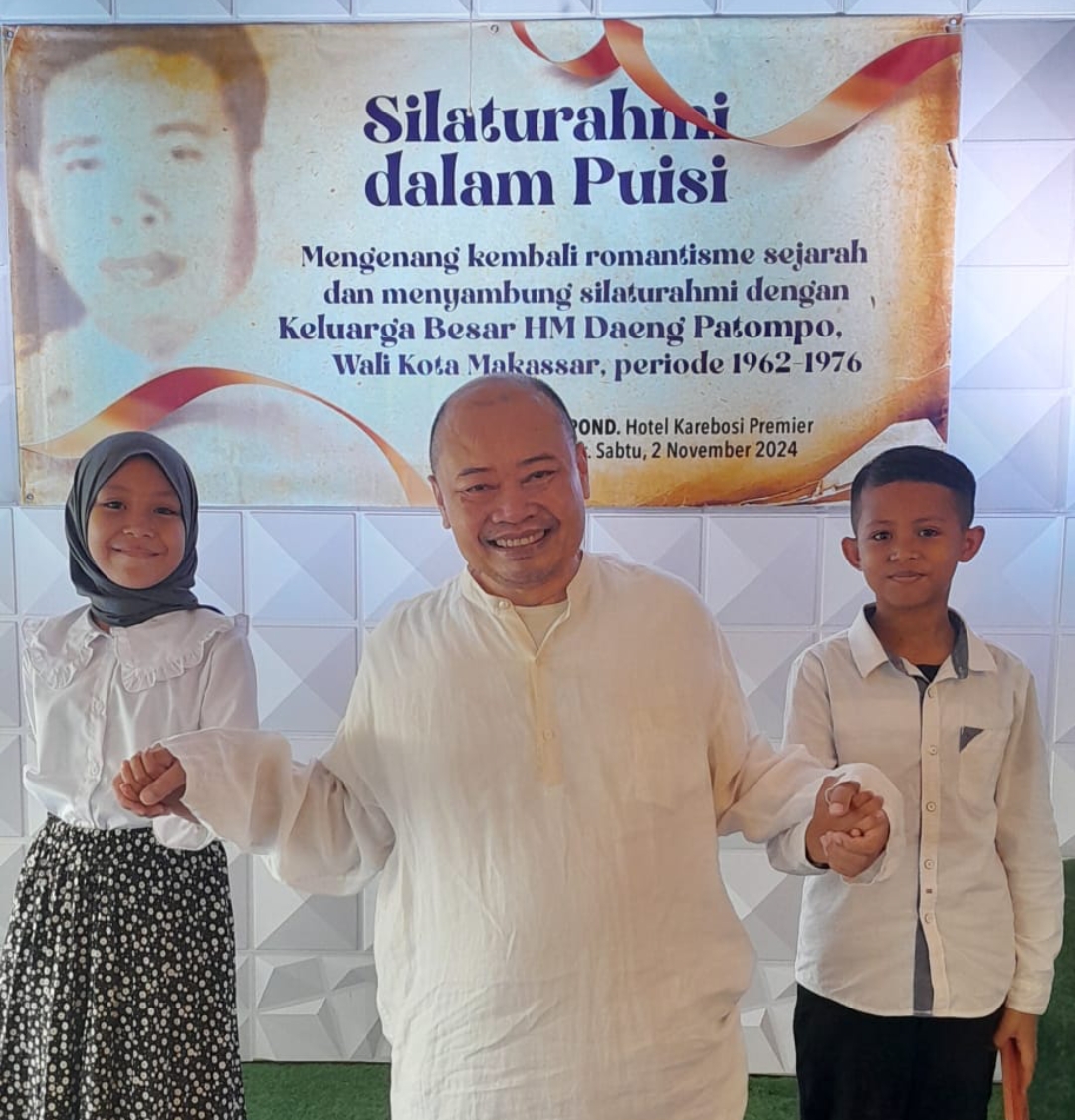 Dua Murid SD Negeri Borong Baca Puisi untuk Mengenang HM Daeng Patompo