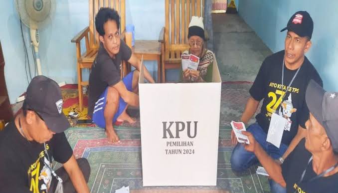 Layani Pemilih Sakit, KPPS Kalsel Jemput Bola ke Rumah Warga