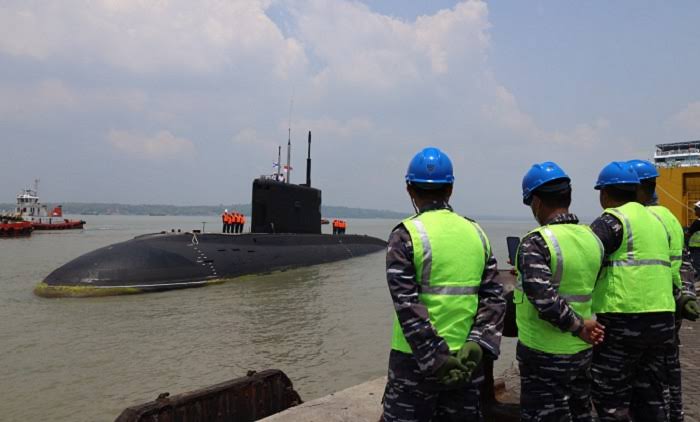 Pertama Kali, Kapal Selam Rusia Berlabuh di Pelabuhan Surabaya
