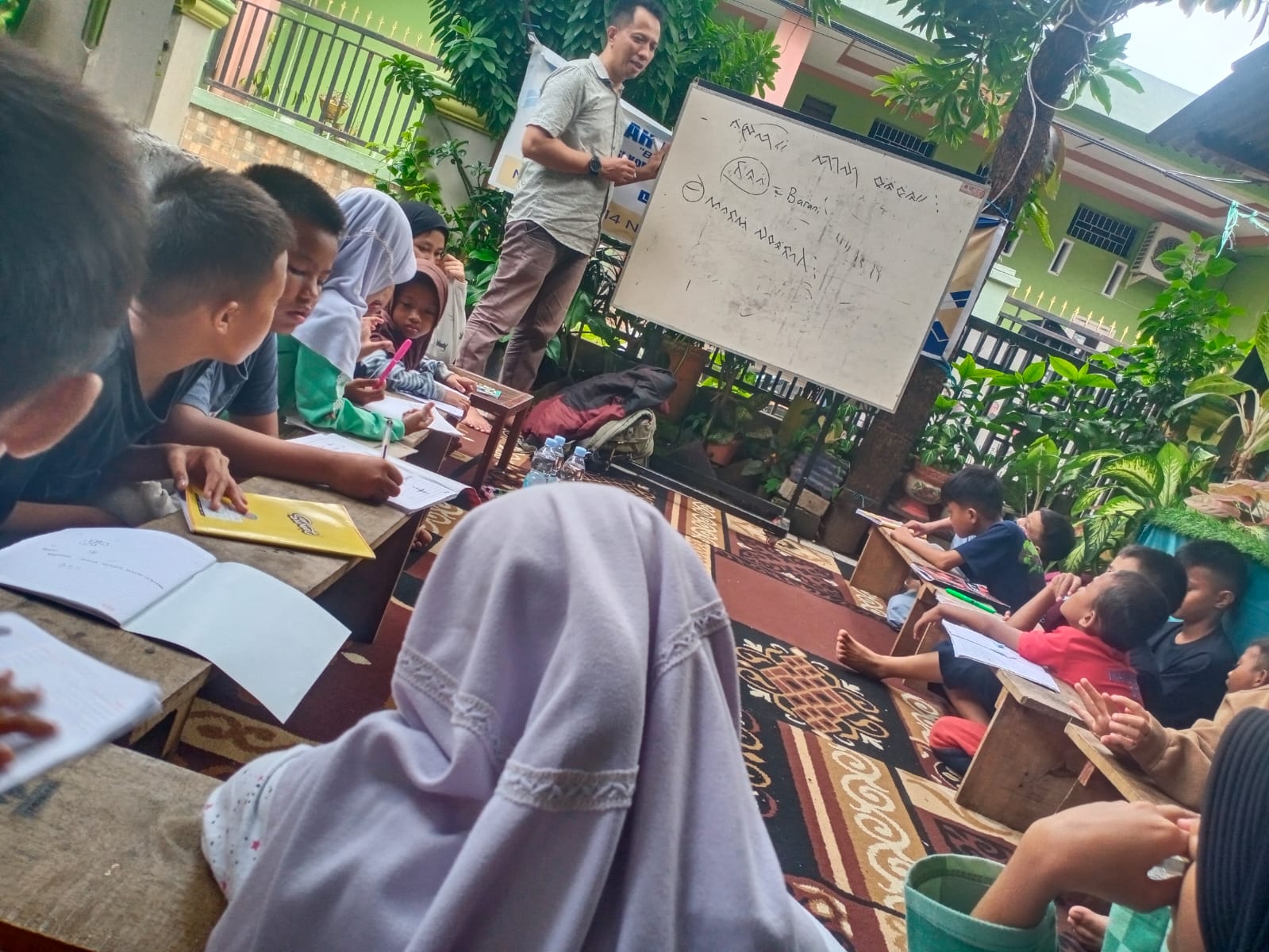 Dr. Sumarlin Rengko H R. Ampuh Mata Kuliah Bahasa Daerah di Kampus Lorong