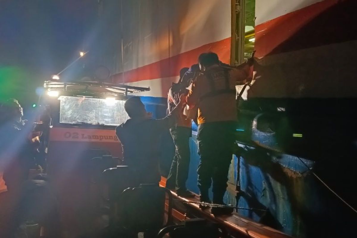Tim SAR Evakuasi Penumpang Kapal Kandas