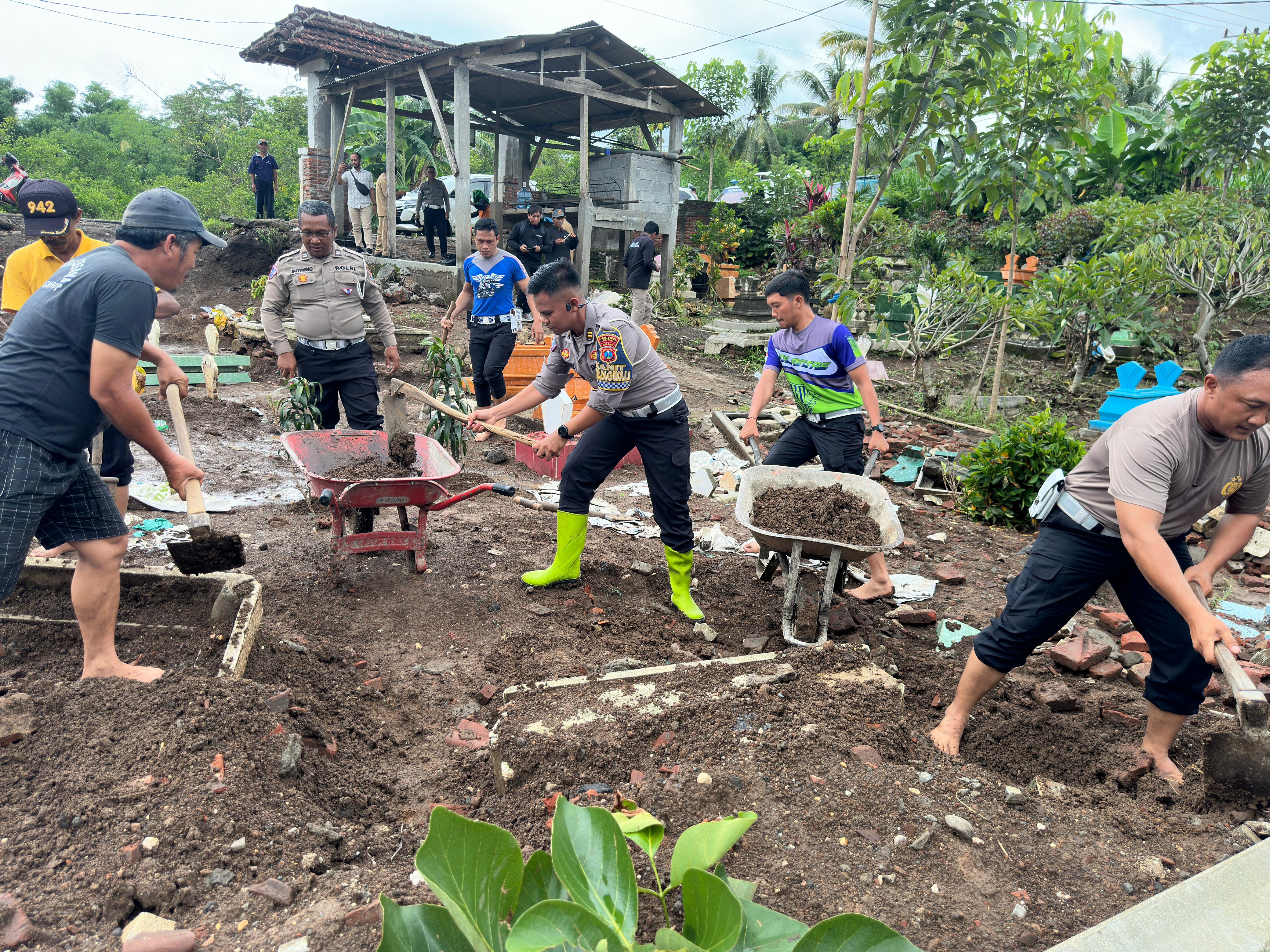 Satlantas Polres Blitar Turun Tangan Bantu Warga Perbaiki Makam Rusak Akibat Banjir di Desa Birowo