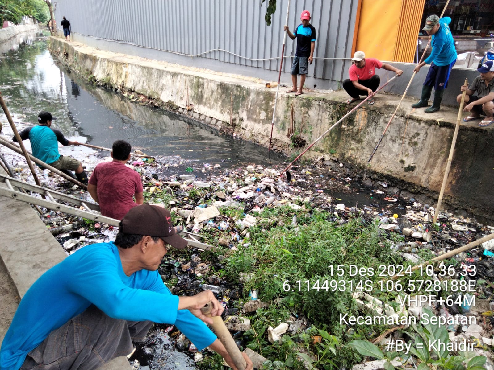 Kali Penuh Sampah Ditenggarai Limpahan Pasar Pelangi Dibersihkan Warga Sepatan Residence