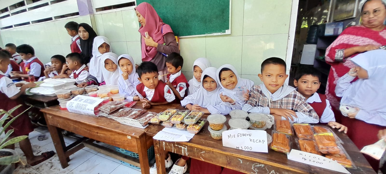 SD Negeri Parinring Makassar Gelar Karya P5 Meski Halaman Sekolah Tergenang Air