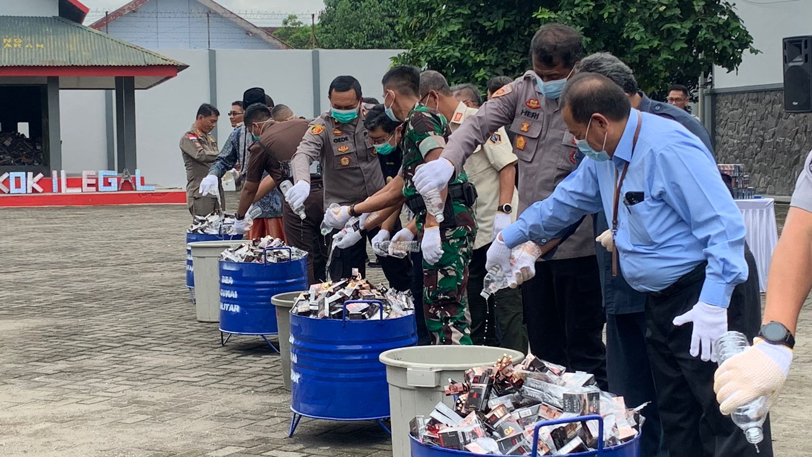 Bea Cukai Blitar Musnahkan 404 Ribu Batang Rokok-455 Liter Alkohol Ilegal Rugikan Negara Ratusan Juta