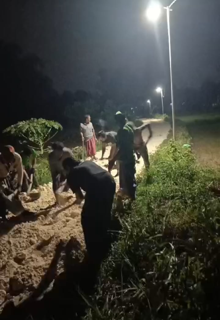 Warga Bergotong Perbaiki Jalan Rusak dan Berlubang di Dusun Lembung Desa Paseyan