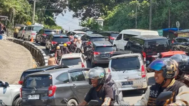 Polisi Tutup Jalur Menuju Cipanas