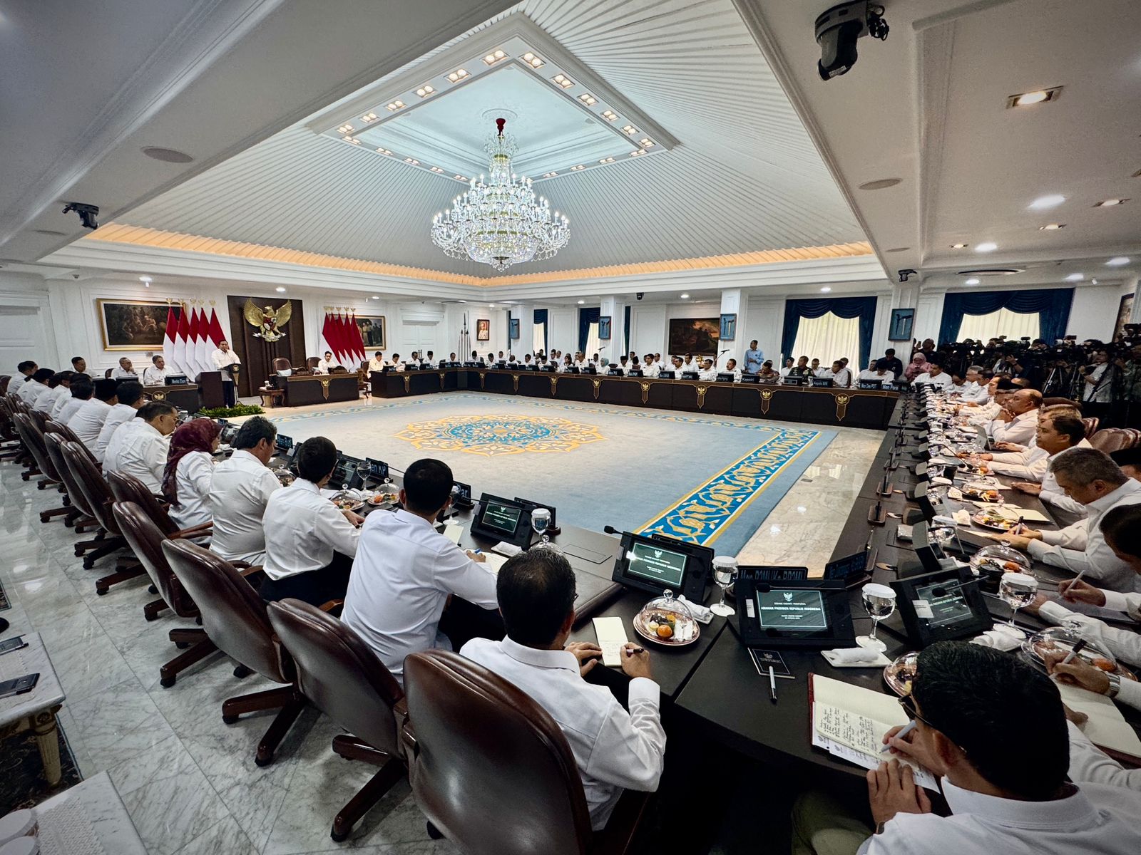 Jajaran Pejabat Jalani Sidang Kabinet Perdana 2025