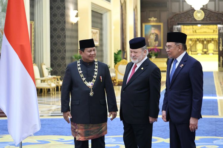 Presiden Prabowo Terima Penghargaan Darjah Kerabat Johor Yang Amat Dihormati Pangkat Pertama