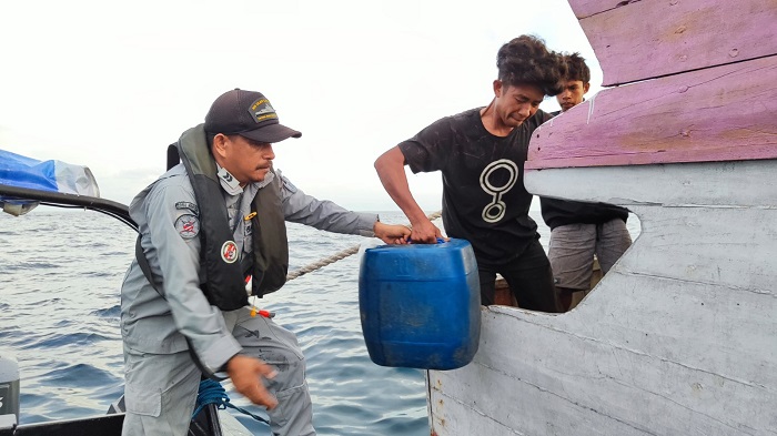 Bakamla Selamatkan Nelayan di Laut Flores