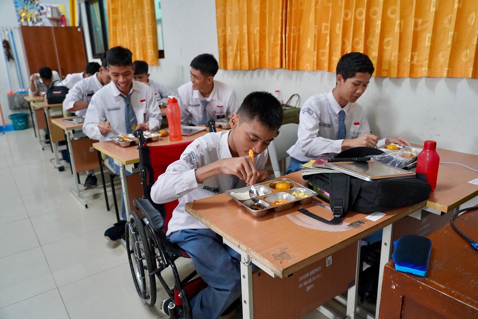 Tinjau Makan Bergizi Gratis, Menko Polkam Apresiasi Kualitas dan Gizi Makanan