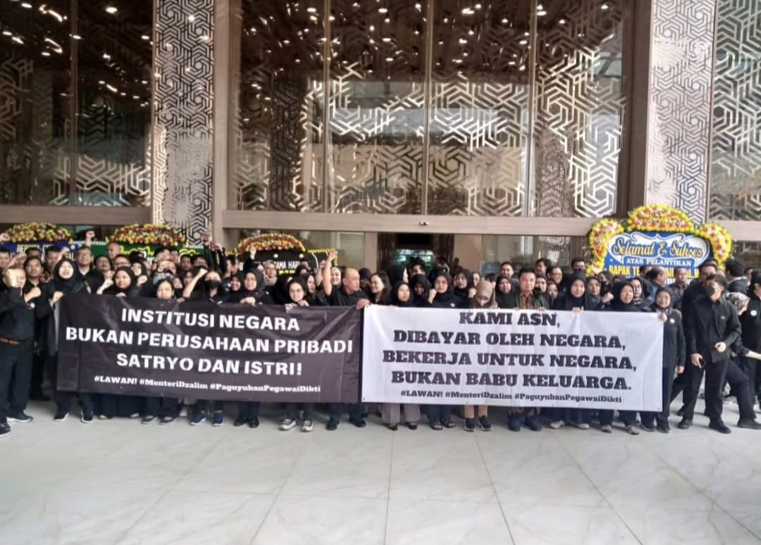 Aksi Demo Ratusan ASN Kemendiktisaintek Tolak Pemberhentian Sepihak
