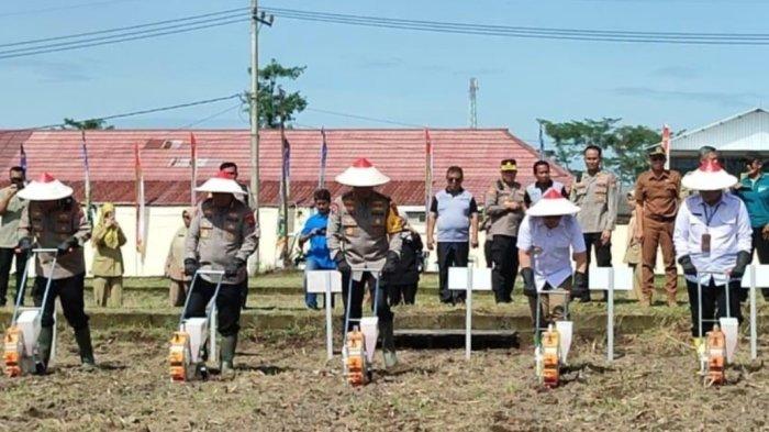 Kapolda Jawa Timur Target Panen 12,7 Ton Usai Pimpin Aksi Tanam Jagung Serentak di Blitar