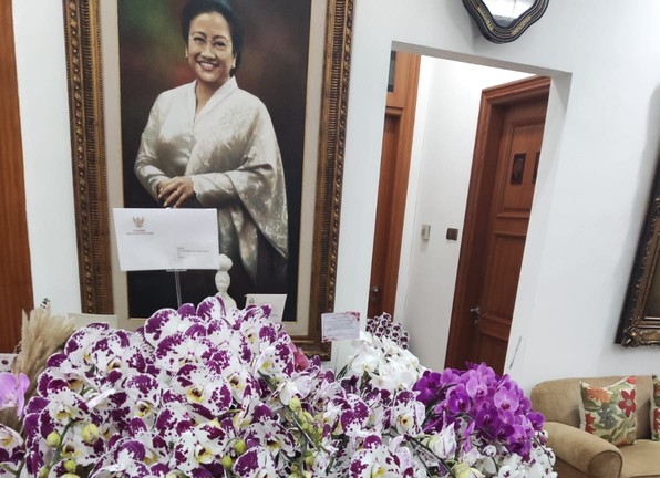 Prabowo Kirimi Karangan Bunga di HUT Megawati