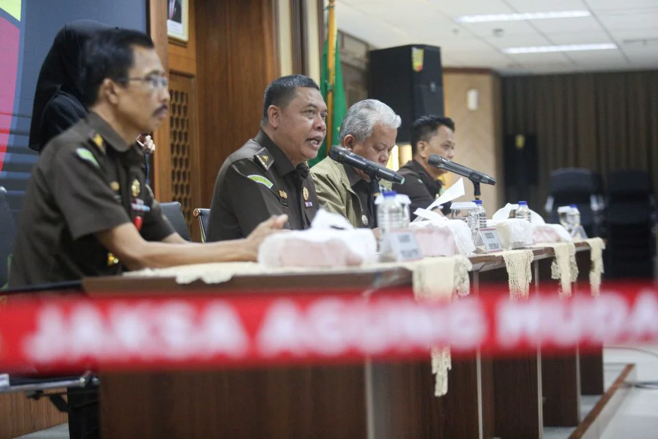 Kejagung Serahkan Tersangka Kasus Suap terkait Ronald Tannur