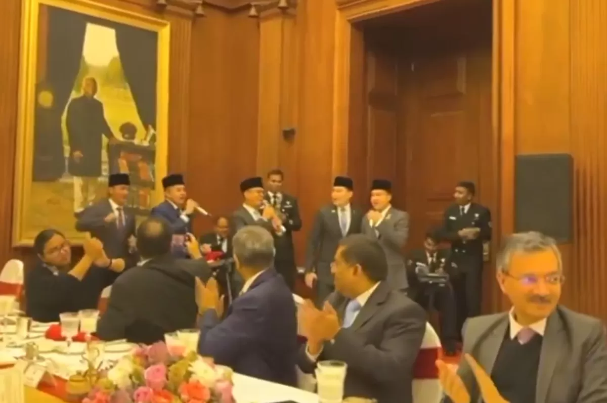 Delegasi Indonesia Nyanyi 'Kuch-Kuch Hota Hai' di India