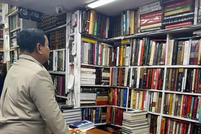 Di India, Presiden Prabowo Borong Banyak Buku Sejarah dan Ekonomi di Toko Buku Langganannya