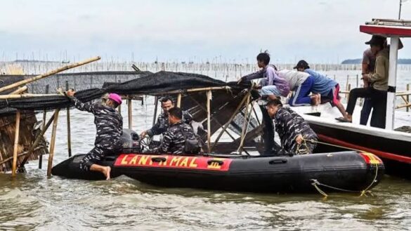 Ratusan Personel TNI dan Nelayan Bongkar Pagar Laut di Pesisir Pantura