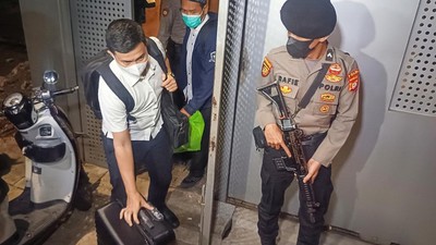 KPK Tenteng 3 Koper Usai Geledah Rumah Eks Wantimpres Djan Faridz