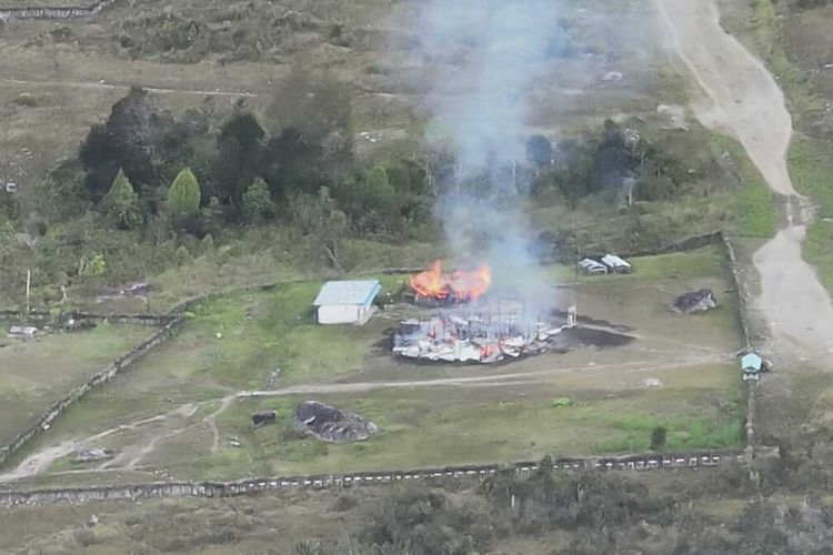 KKB Bakar 4 Bangunan di Kabupaten Puncak