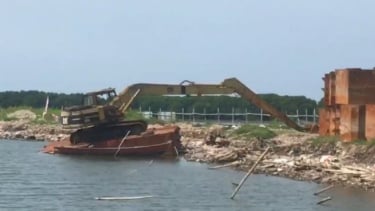 Pembongkaran Pagar Laut di Bekasi Dihentikan Sementara