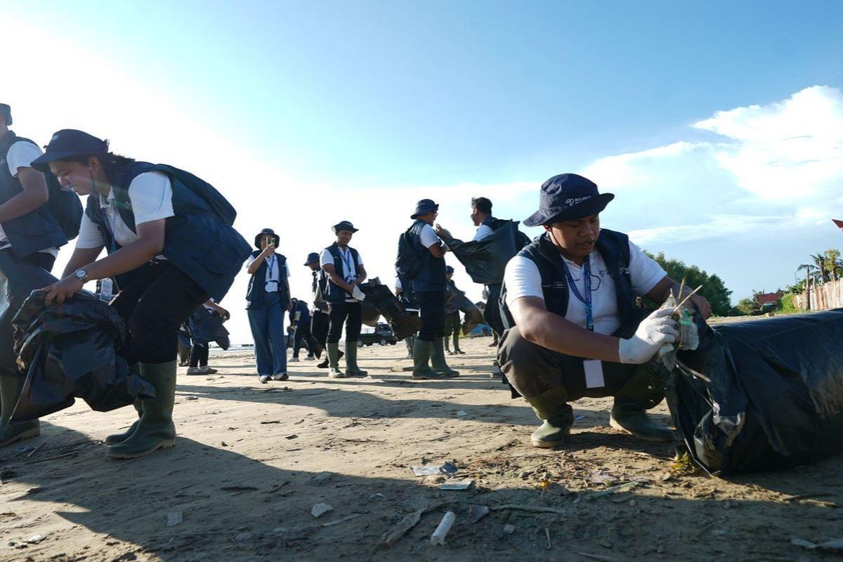 Relawan Bakti BUMN Sapu Bersih Sampah di Pantai Lampu Satu Merauke