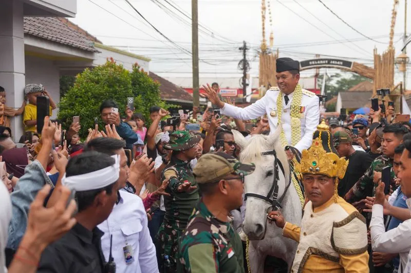 Momen Dedi Mulyadi Tunggangi Kuda Keliling Kampung